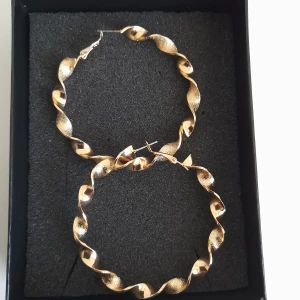 Stora runda guldpläterad örhängen  - Nya oanvända guldpläterade örhängen. 