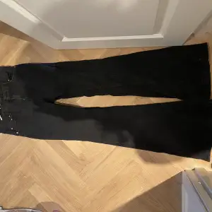 Snygga, svarta jeans från bershka i ett stretchigt material