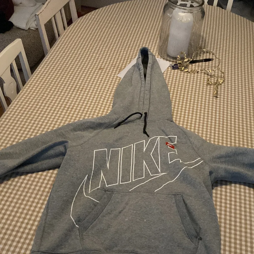 Grå Nike hoddie, använt skick men skulle säga att skicket endån är NY SKICK! Stl L barnstorlek. Hoodies.