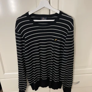 Randig tröja  - Cool randig tröja från Peak Performance i storlek L❤️‍🔥