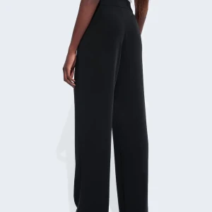 Bikbok kostymbyxor, storlek 36 - Bikboks Andrine byxa med vida ben. Nypris 399kr.  Superfina kostymbyxor, köpte dessvärre en för liten storlek. Lite liten i storleken så passar även storlek 34.  Använda endast en gång.