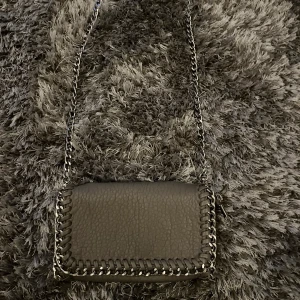 Väska från tiamo  - Super fin väska från tiamo. Det är den minsta modellen och nypris är 500kr💕💕