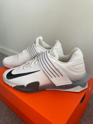 Lyftarskor Nike  - Ett par sprillans nya lyftarskor från Nike ”Nike Savaleos”, aldrig använt endast testat. Säljer pga för små och kan inte lämna tillbaka. Storlek 39 Nypris: 1300kr Mitt pris: 800kr