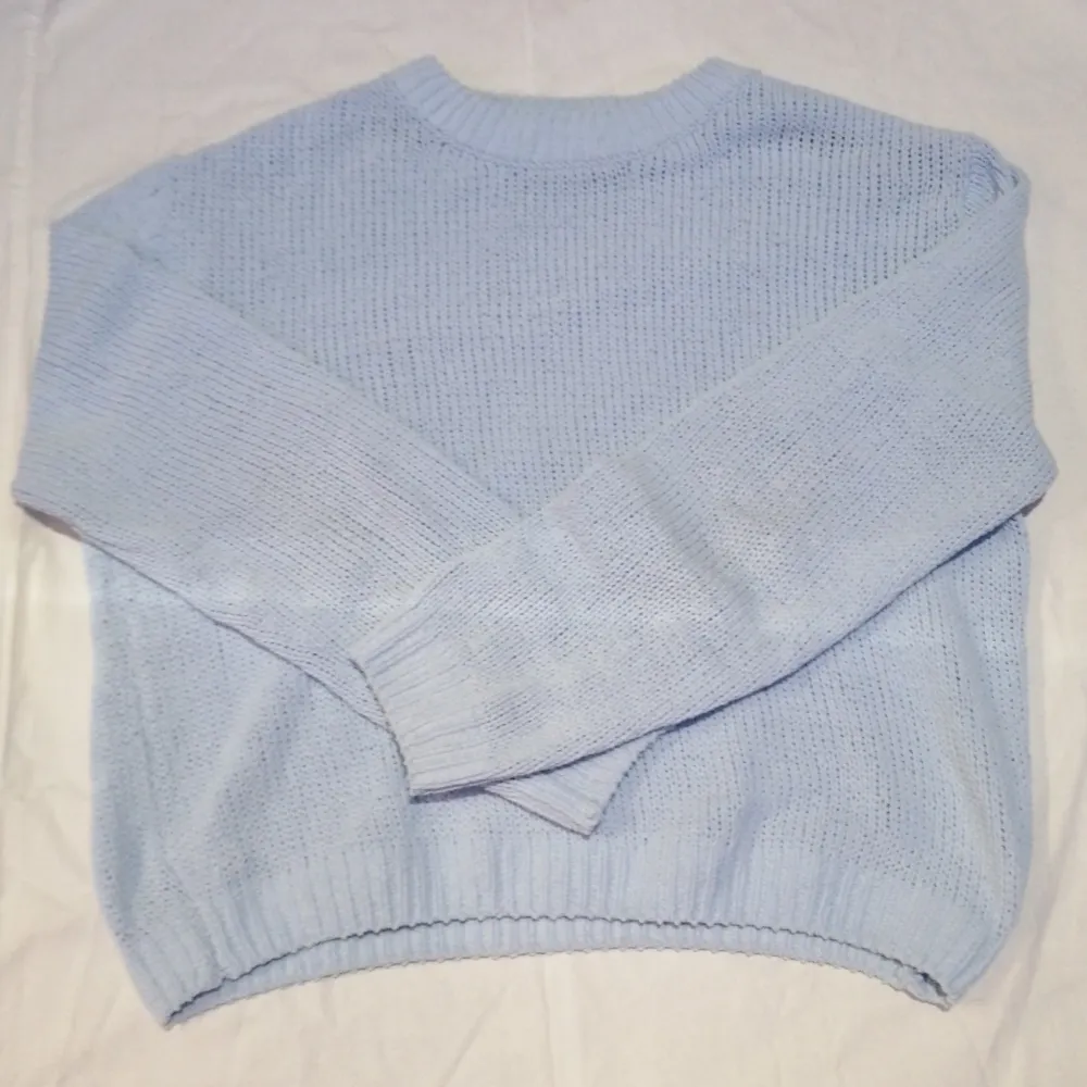 Säljer den här stickade blå tröjan från hm då den inte kommer till användning. Passar XS-S . Stickat.