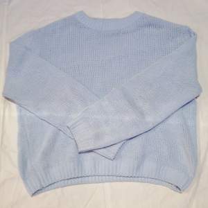 Säljer den här stickade blå tröjan från hm då den inte kommer till användning. Passar XS-S 