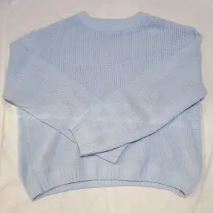 Säljer den här stickade blå tröjan från hm då den inte kommer till användning. Passar XS-S 