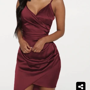 Oanvänd klänning från pretty little thing - Säljer denna fina oanvända klänning från pretty little thing, tags är kvar!! Säljes för 355:- på deras hemsida, jag säljer för 200:-. Storlek 8 UK som motsvarar S/36 EU. Perfekt till nyår!!!  Har en likadan i orange om det är av intresse