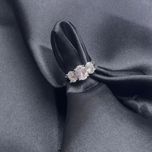 Ring Hannah!😍 - Första ringen är äntligen här, Hannah😍Hannah är en super fin sterling silver ring med tre vackra stenar! Ringen kommer med påsen på tredje bilden! 925s stämplad! GRATIS FRAKT❗️