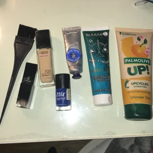 Pack med saker  - Säljer detta packet som innehåller  Köparen står för frakten   2 tvålar, en stor och en lite mindre  En handkräm  Ett blått nagellack  En foundation i färgen 105 från ”fit me maybelline”  En highlighter som är ”liquid”  Och en slingnings borste 