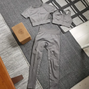 ICANIWILL set - Fint set från ICANIWILL, knappt använt Alla delar är i strl XS Leggings 100kr T-shirt 50kr Sportbh 50kr Köp gärna alla tsm 180kr  INTE SAMMA FÄRG SOM PÅ SISTA BILDEN, denna färg finns nt kvar, kunde inte finna en bild från deras hemsida, men samma modell