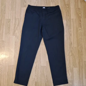 Filippa k terry cropped. - Googla på nätet för fit.  Storlek 54 men intagna i midjan så de passar 48/50