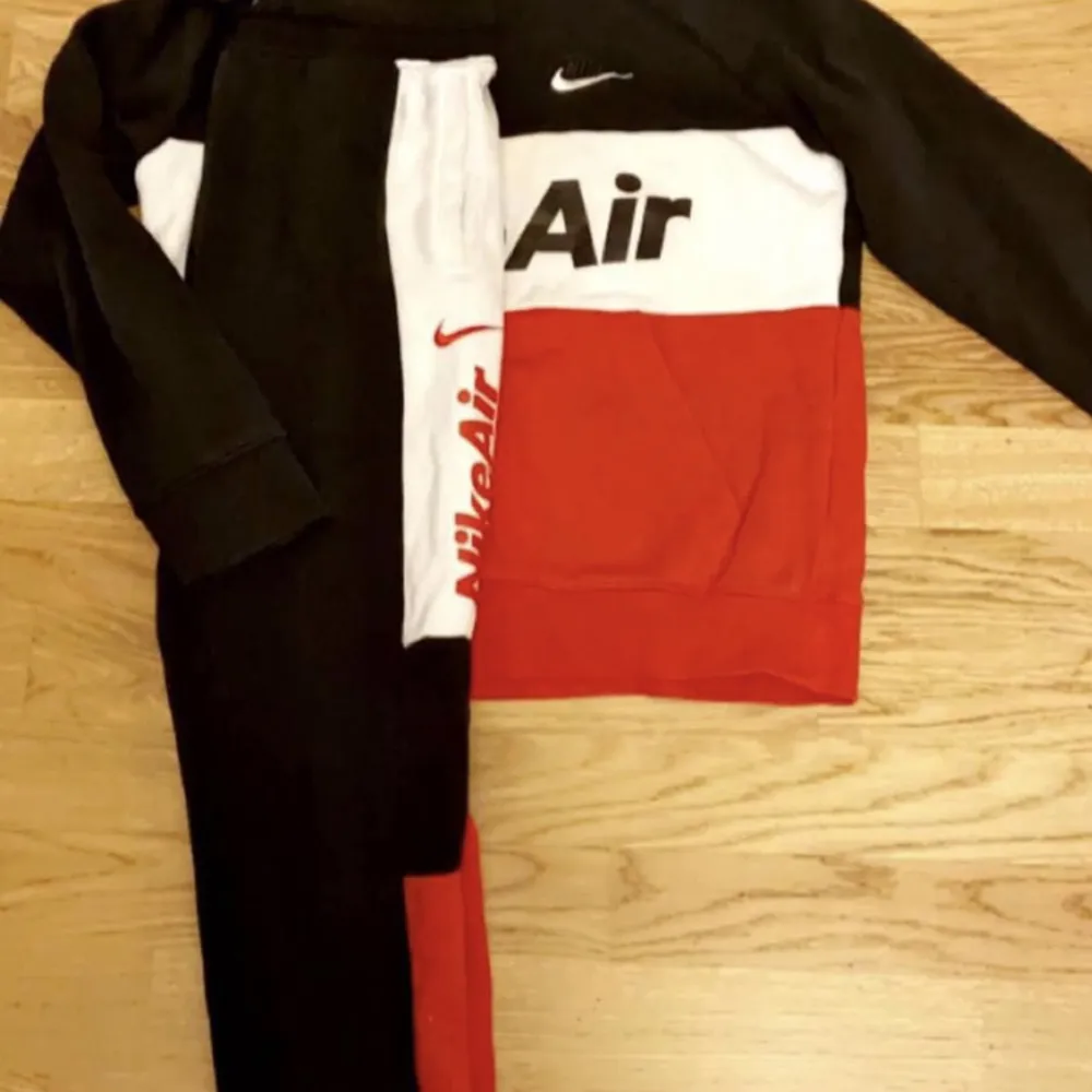 Jag vill sälja min Nike air dress för att dem har blivit små för mig. Den är i bra skick och använd några gånger. Storleken på både byxor och tröjan är XS. (Kom dm) köpare står för frakt. Priset kan diskuteras.Färg-vit,svart och röd. Hoodies.