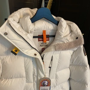 Oanvänd parajumper damjacka - Säljer min helt nya oanvända dam Parajumpers Jacka, W Polar Puffers Eira Parka. Den är supermysig och snygg men är för stor tyvärr. Storlek 38/M. Nypris 9500kr  Lång modell, jackan har resår i midjan om man skulle vilja dra åt och få figursydd modell.