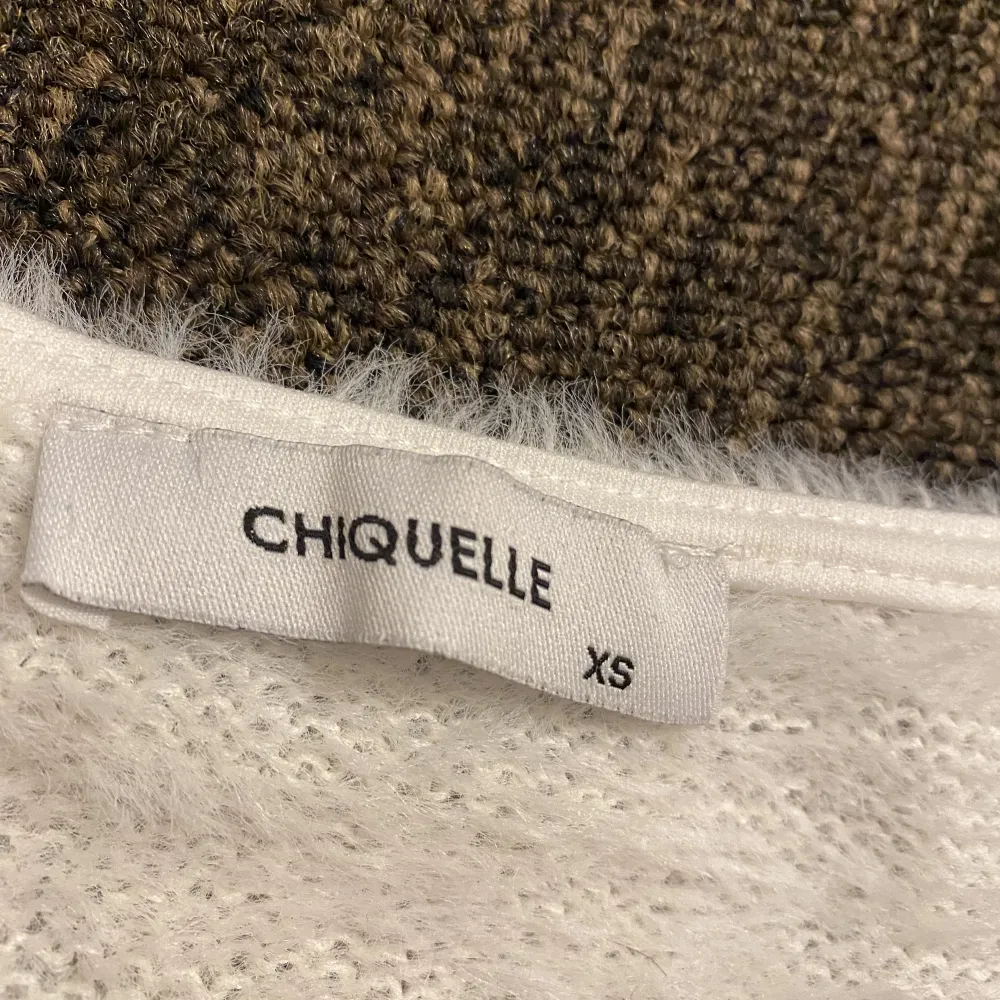 Hej! Jag säljer denna vita stickade tröja från Chiquelle. Den är väldigt mjukt och skönt material. Den är rätt kort så den skulle klassas som en ”magtröja” eller iaf kortare tröja ☺️ storlek xs. Köpare står för frakt 😍. Tröjor & Koftor.