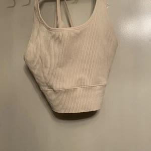 Sporttop  - En beige fin sport i storleken M från Lager 157. Har aldrig använt den för den var för stor och skulle byta storlek men gjorde aldrig det, så det är anledningen till varför jag säljer den. Köparen står för frakten. Skriv gärna ifall intresserad💕