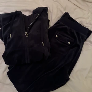 Juicy Couture Set - Night sky🤎 - Säljer mitt marinblåa juicy couture set. Dressen är i ett bra skick, och bara använt ett fåtalgånger. Det går att köpa de i separata delar och pris kan givetvis diskuteras. 🤎