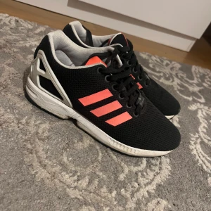 Adidas flux skor  - Fina unika Adidas skor i 37.5 passar även 38! 