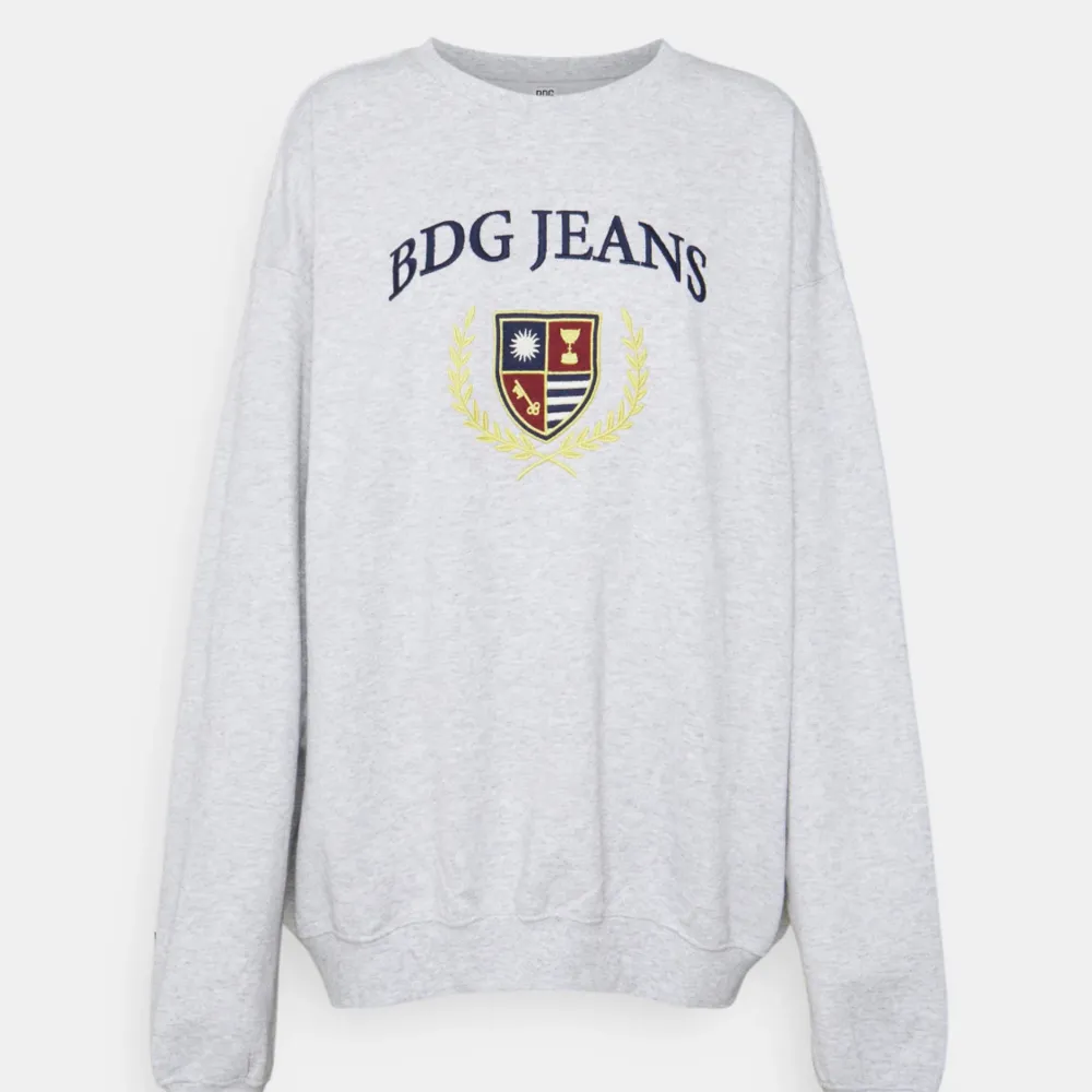 Säljer denna snygga och sköna sweatshirt från Urban Outfitters! Knappt änvänd så den är i mycke bra skick  (Frakt tillkommer). Tröjor & Koftor.