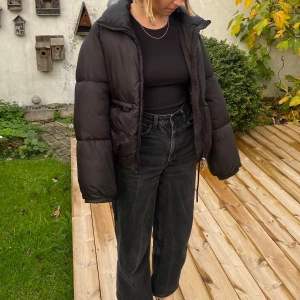 Supervarm dunjacka - Fakedunjacka från weekday, super varm och skön. Som en kram att ha på sig. Använd men inte sliten alls. Storlek XS (jag är 160 lång) 