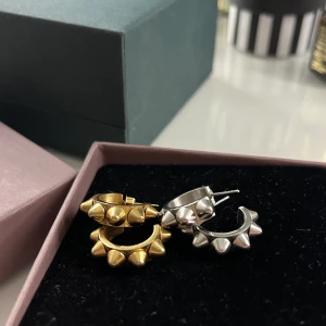 Edblad örhängen - Så så fina örhängen från edblad som nästan aldrig kommit till användning och därav säljes🖤 kostar 350kr styck men säljer båda paren för endast 350kr🫶🏼🫶🏼