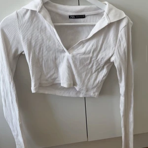 Zara top - Säljer denna zara top🤍🤍den är i befintligt skick!! 