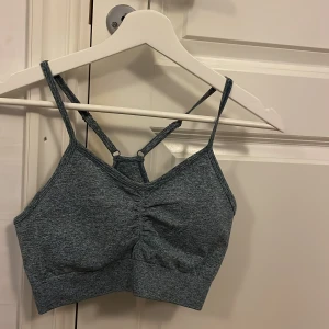 Sport bh - En blå sport bh som nästan aldrig är använd, nypris 399kr