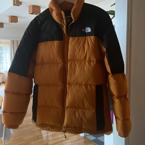 North face dunjacka  - Jag säljer min north face dunjacka. Jackan köpte jag förra vintern men använde den inte mycket alls. Finns inget fel på den och den är i väldigt bra skick. Köpte den för 3500