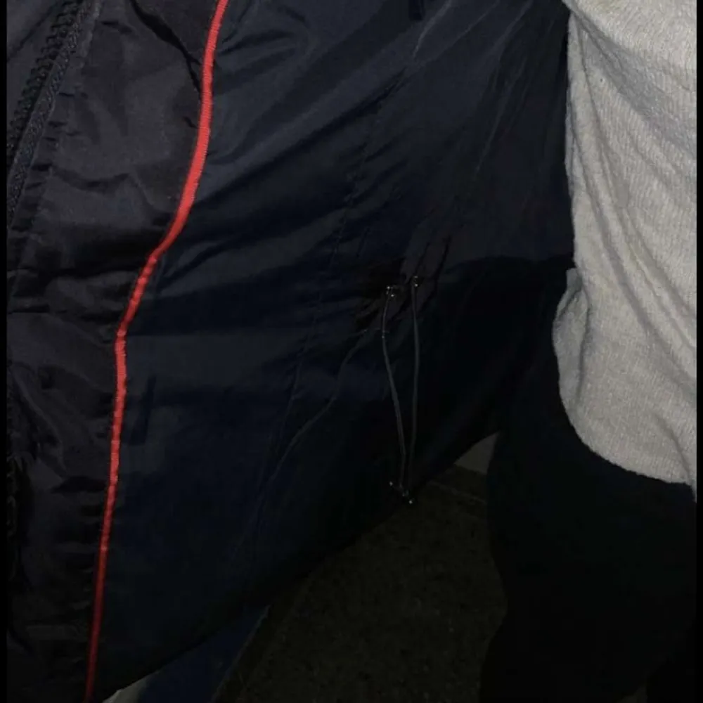 En väldigt fin,varmfodrad jacka från Chelsea ny skick. Äkta päls, avtagbar, 6 st fickor, justerbar vid midjan. Köpt för 2500kr (Pris kan diskuteras). . Takit.