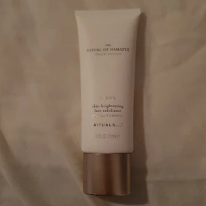 Rituals exfoliator, 75ml - "Exfolierande rengöring för en stålande hud", 75ml. Har mer än halva kvar i flaskan.  Inköpspris: 149