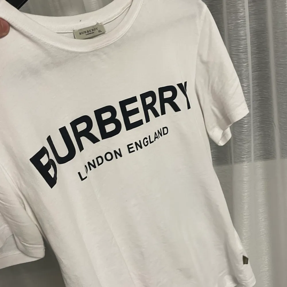 Säljer mina burrberry T-shirt, 300 st eller 500 för båda. T-shirts.