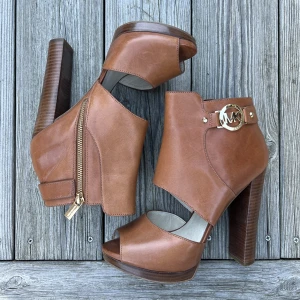 Michael Kors skor - NYSKICK! 🤎 - Säljer dessa super snygga Michael Kors skor som tyvärr aldrig kommit till användning. Vem vill bli deras nya ägare? 😍