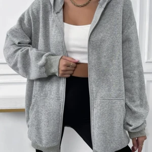 Zip hoddie  - Tröjan är helt ny och har aldrig kommit t användning den är super fin å känns som bra material, som ni ser på bilden är den live overzize som ni kanske ser imorrn tidigare inlägg finns det en lika men i marin blått du kan få båda för 150😌