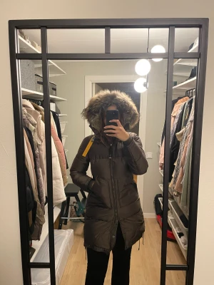 Parajumpers vinterjacka  - Parajumpers jacka, brun, storlek S. Bra skick. Säljs för 3000kr.