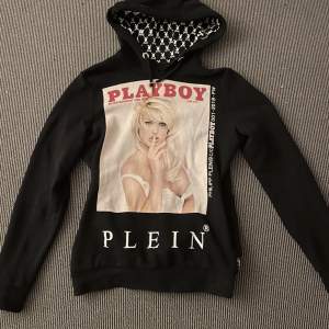 Philip plein X Playboy hoodie Cond 9/10 Storlek S men passar även Xs också Knappt använd Kan gå ner i pris vid snabb affär Har inget kvitto där av priset  Kan frakta Ny pris ca 5k  Öppen för reades också!