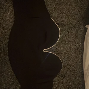 Korsett topp - Jag har valt att sälja min korsett med glittrig kant för den kommer it till användning. Jag köpte den för 300 och den är använd en gång. Säljer för 180 kr då den är i nyskick. Den är perfekt för tillexempel utekväll