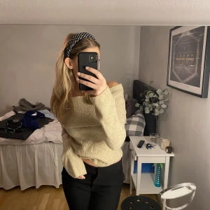 Beige off shoulder tröja - Super fin beige stickad off shoulder tröja ifrån bikbok! Kommer tyvärr inte till användig längre💛