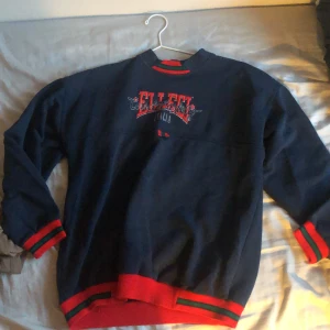 ELLECI Tröja från Italien strl M - Borde jag verkligen sälja den här juvelen? Kanske inte. Men jag gör det ändå - En mörkblå tröja ink. Storleken är L men passar gott en person som har M eller tom S. Modellen på bild 2-3 är 185 cm lång. 