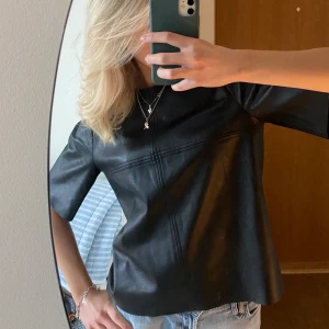 Skinn topp - Svin cool t-shirt i skinnimitation från h&m