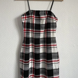 Rutig klänning  - Figur sydd rutig klänning ifrån shein  Fick av en vän men andvänds aldrig 