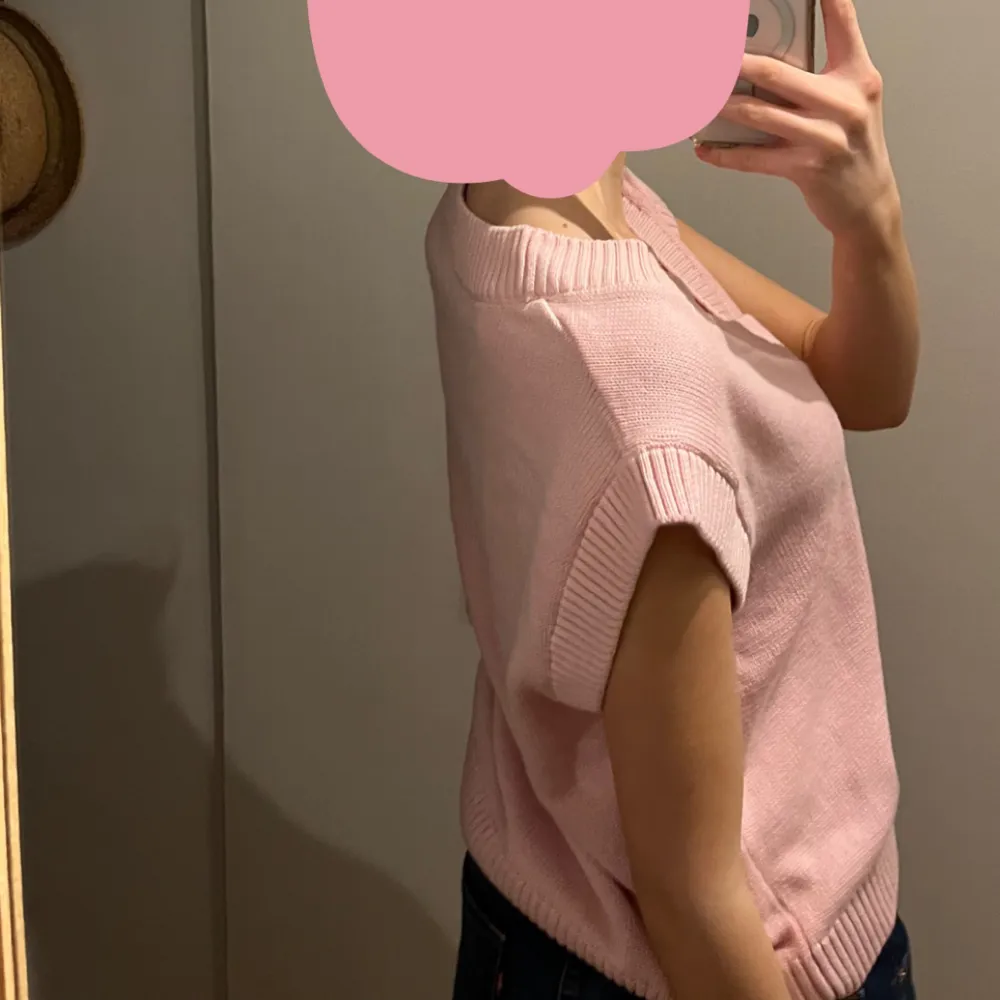 En helt oanvänd väst, väldigt söt rosa färg!! Går att använda till allt, ex jeans! Väldigt fin bara inte min stil längre!💕💖. Stickat.