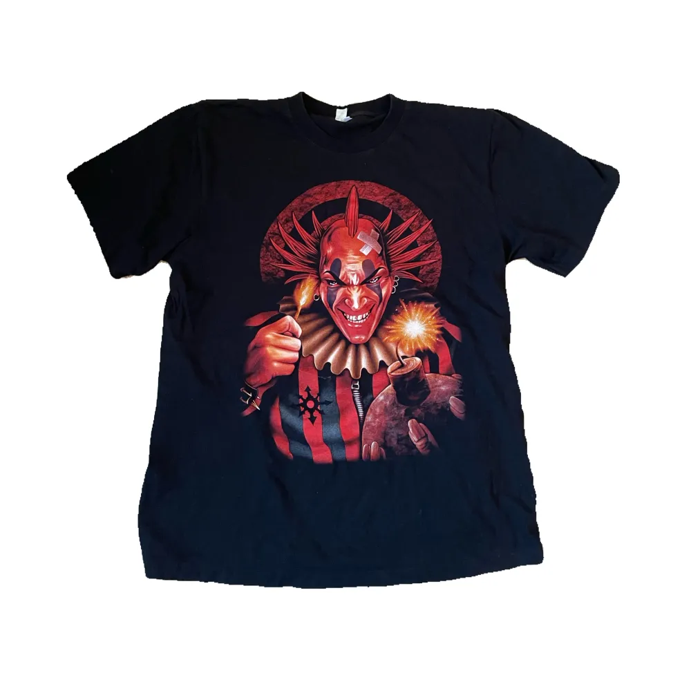 as ball demon/clown tröja! samma tryck på baksidan. ❤️ storlek XL. frakt för 49 kr förekommer. . T-shirts.