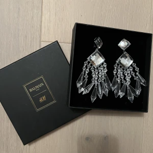 BALMAIN PARIS X H&M örhängen 🖤 - Säljer mina BALMAIN PARIS X H&M örhängen - ett av mina favorit samarbeten ifrån H&M 🖤  