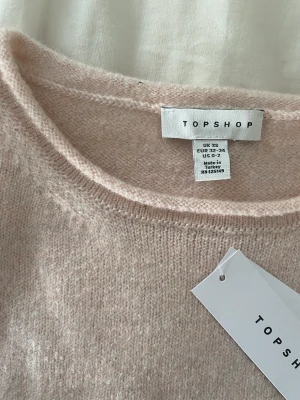 Stickad tröja - Croppad kortärmad stickad tröja. Ljusrosa, aldrig använd🤍