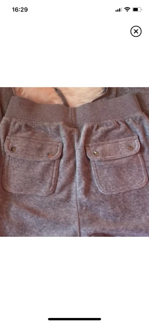 Juicy couture byxor - Säljer mina juicy byxor i färgen grå.Helt nya, Köpta för 1100 och säljs för 900 ( med frakt) Det är inget fel på de och om man köper så fraktar jag dagen efter💗