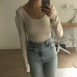 NA-KD Ribbad topp med djup rund halsringning - Helt oanvänd NA-KD tröja i strl xs