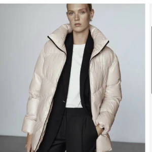 VINTERJACKA - Säljer denna superfina vinterjacka från Massimo Dutti! Köptes förra vintern för ca 1000 kr (kvitto finns) men har knappt kommit till användning och är därför i gott skick. Fraktkostnaden ingår i priset. Skriv gärna för mer info/bilder :)