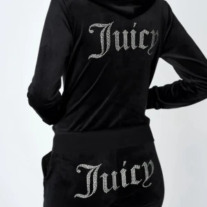 Juicy couture  - Säljer detta fina juicy couture settet då det inte riktigt är min stil / knappt använt. Kan jätte gärna komma privat för mer bilder på settet & även pris förslag . Överdel storlek L / underdel storlek M 💕