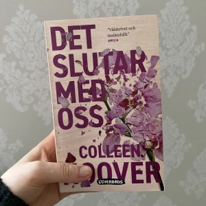 Bok det slutar med oss  - Köpt i somras, läst igenom en gång så är i nyskick 