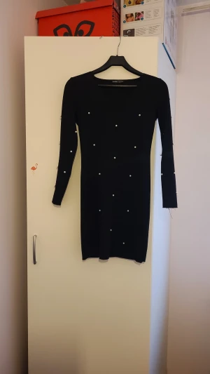 En jätte fin klänning. Använd endast engång. Jag säljer den på grund av att jag har gått upp i vikt   - Helt ny klänning till salu. Den är mini med pärlor på. Jag har använt den endast engång.  Så den är i helt  ny skikt. 