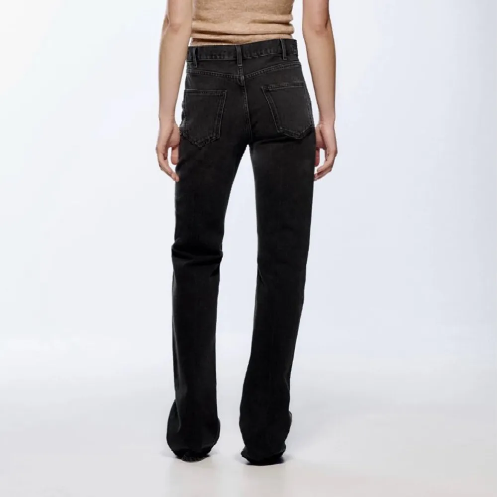 Säljer mina svarta bootcut jeans från zara då som är förstora och jag har ett par likadana mindre💕 passar längden på mig som är 173, och är som nya! . Jeans & Byxor.